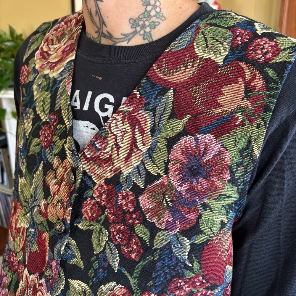 💀 SOLD 💀 Vintage 90s Black Floral Tapestry Vest 5 Button Bobbie Brooks ~ Size S - Picture 4 of 9